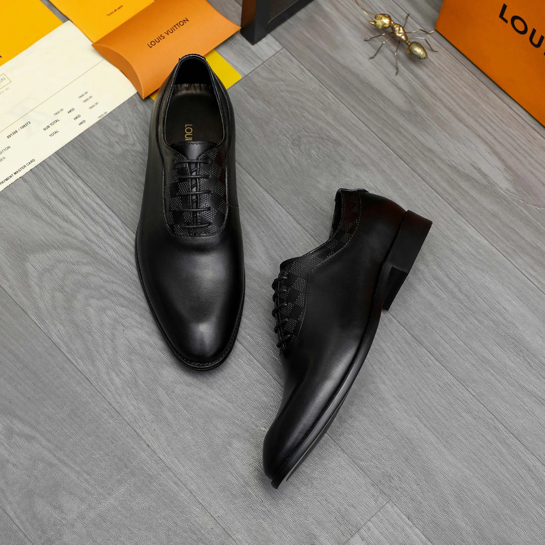 Men's shoes 💰p460 Product trademark: LV (Louis Vuitton) business lace-up leather shoes True size: 39-44 Product materials: Selected high-quality cowhide stitching classic embossed upper, cowhide lining, original rubber outsole